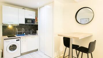 Kühlschrank, Mikrowelle, Wasserkocher mit Kaffee-/Teezubehör, Toaster