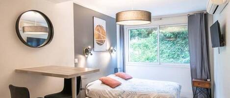 1 slaapkamer, een strijkplank/strijkijzer, wifi, beddengoed