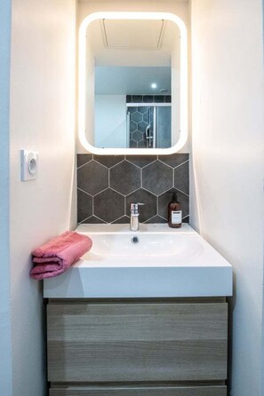 Shower, hair dryer, towels - Central Part-Dieu - Apartment 2 - A/C available (Lyon)