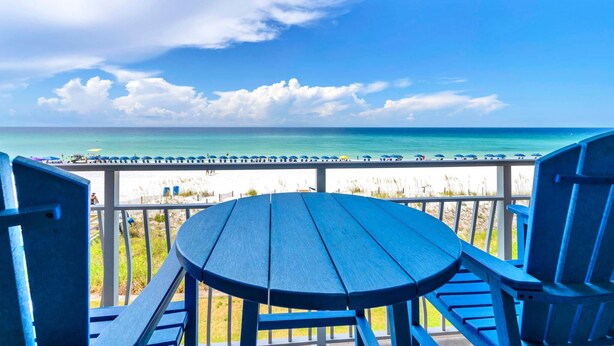 A balcony with a view of the beach and ocean. - Crystal Villas 6A (Destin)