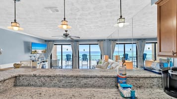 Condo, 1 cama King e sofá-cama (Crystal Villas 6A) | Parte interna