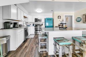 Condo, várias camas (Crystal Villas 12B) | Cozinha privada | Fogão, torradeira
