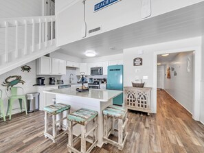 Condo, várias camas (Crystal Villas 12B) | Cozinha privada | Fogão, torradeira