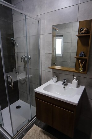Apartment | Bathroom | Shower, hair dryer, towels, toilet paper - Stunning 2 Bedroom, 2 Bathroom apt St Julians (St. Julian's)