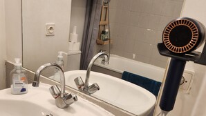 A bathroom with a sink, mirror, and hairdryer. - Paris15/parc des Expositions/Issy-les-Moulineaux  (Issy-les-Moulineaux)