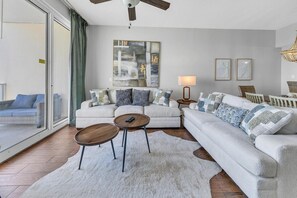 Apartment, Mehrere Betten, Meerblick (Leeward Key 1103) | Wohnbereich