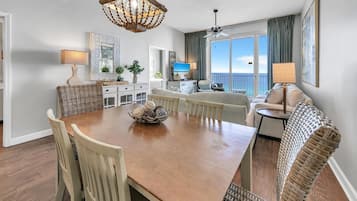 Condo, várias camas, vista para o oceano (Leeward Key 1103) | Área de estar