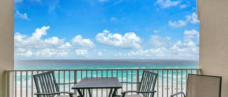 Condo, varias camas, vista a la playa (Majestic Sun 803A) | Restaurante al aire libre