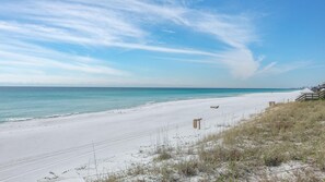 Condo, Plusieurs lits, vue sur la plage (Majestic Sun 803A) | Plage | Sur la plage, sable blanc