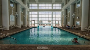 Condo, varias camas, vista a la playa (Majestic Sun 714B) | Alberca | Alberca techada y alberca al aire libre