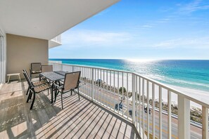 Condo, várias camas, vista para a praia (Majestic Sun 714B) | Opções para refeição ao ar livre