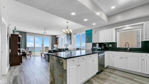 Condo, varias camas, vista a la playa (Majestic Sun 714B) | Interior