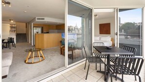 Un appartamento moderno con zona giorno, cucina e balcone con vista sulla città.