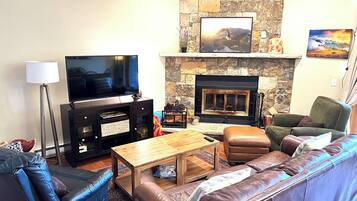 Una Smart TV, una chimenea, una pantalla de ordenador