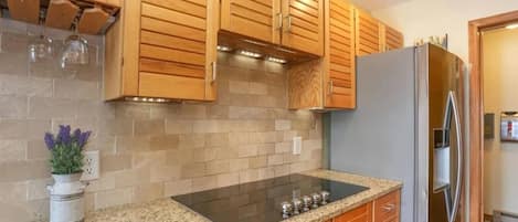 Four à micro-ondes, un four, surface de cuisson, lave-vaisselle
