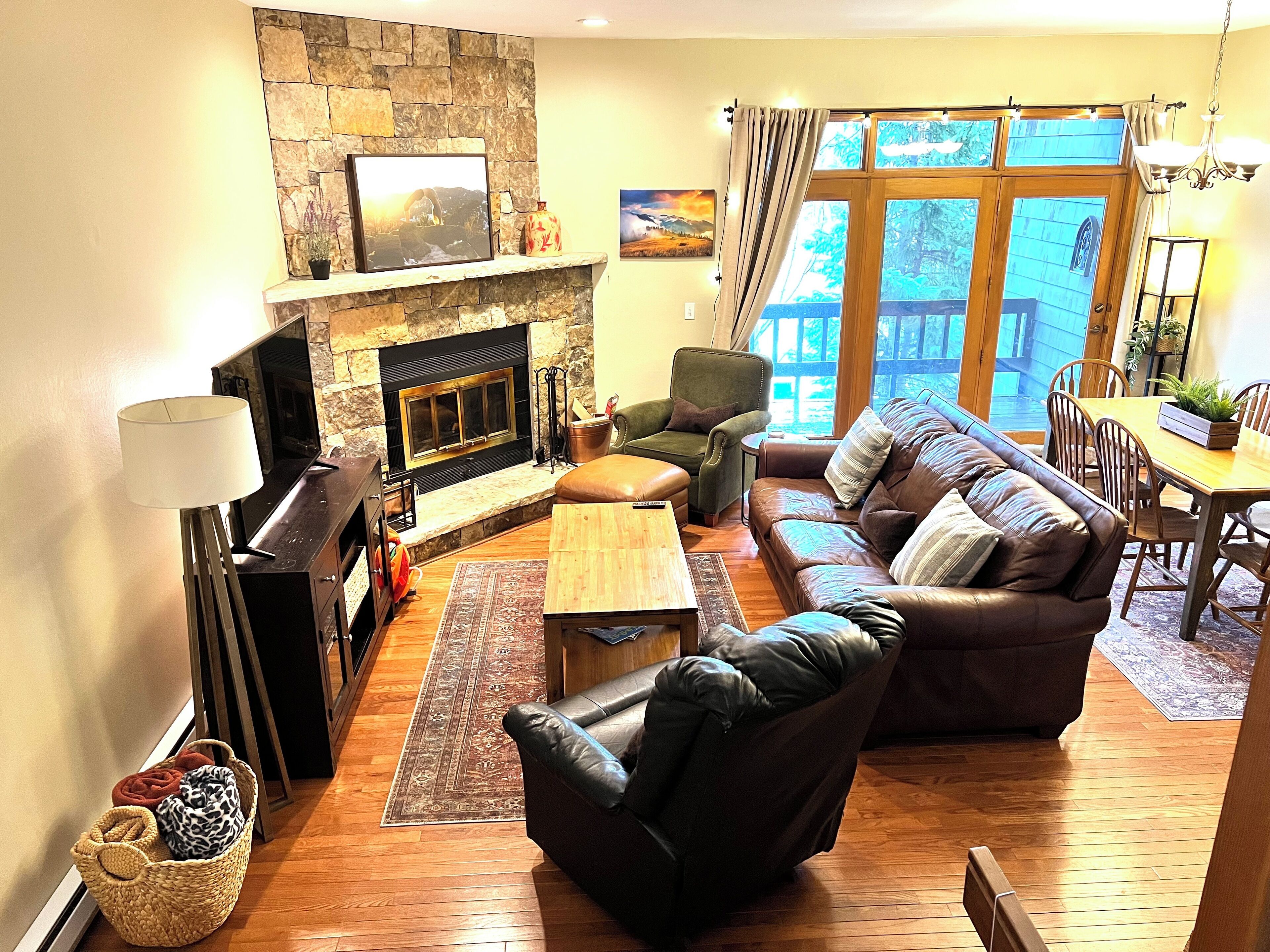 Smart TV, fireplace, computer monitors