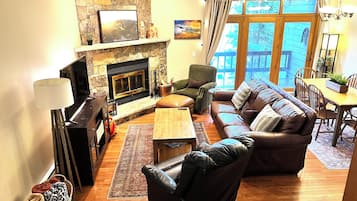 Una Smart TV, una chimenea, una pantalla de ordenador