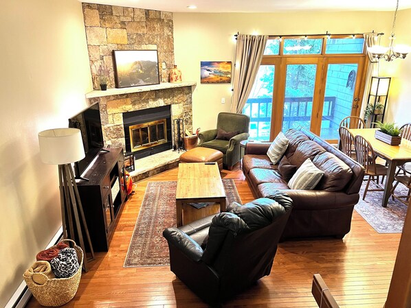 スマートテレビ、暖炉、PC モニター