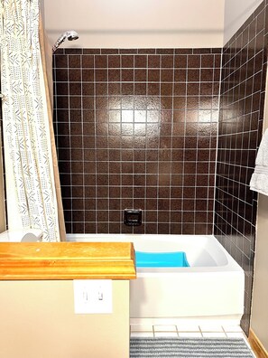 Haartrockner, Handtücher, Seife, Shampoo