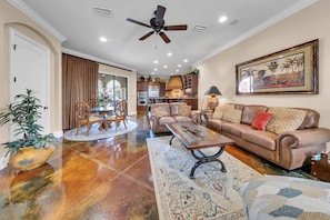 ハウス ベッド (複数台) (Monaco) | リビング エリア | 32 インチのテレビ (ケーブル放送視聴可)