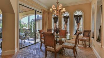 House, Multiple Beds, Pool View (Tuscany) | Dining