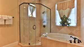 Hus - flera sängar - utsikt mot poolen (Tuscany) | Badrum | Handdukar, tvål, schampo och toalettpapper