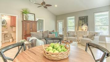 House, Multiple Beds (Flip Flop Cottage) | Living area