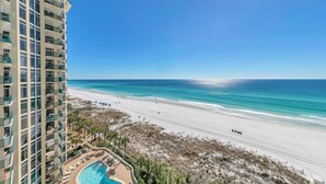 A high-rise hotel with a pool and beach view. - Destin Towers 102 (Destin)