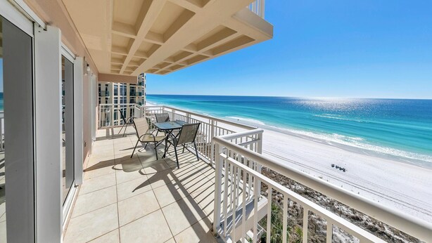A balcony with a view of a beach and ocean. - Destin Towers 102 (Destin)