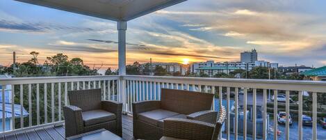 ハウス ベッド (複数台) (Hook, Wine, and Sinker) | 施設の敷地