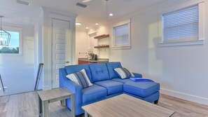 House, Multiple Beds (Hook, Wine, and Sinker) | Living area