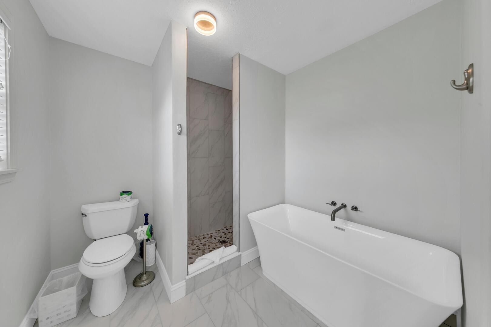 Un baño moderno con inodoro, bidé y bañera.