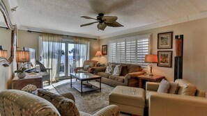 Condo, várias camas, vista para o oceano (Destin Towers 22) | Área de estar