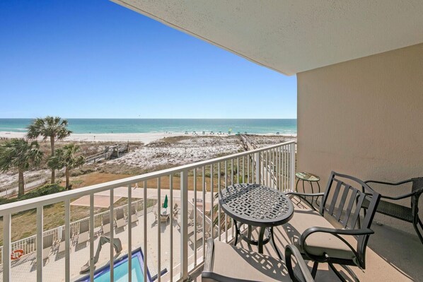 Apartamento, varias camas, vistas al mar (Destin on the Gulf 404) | Restaurante al aire libre