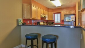 Condo, várias camas (Destin on the Gulf 503) | Cozinha privada | Fogão, torradeira