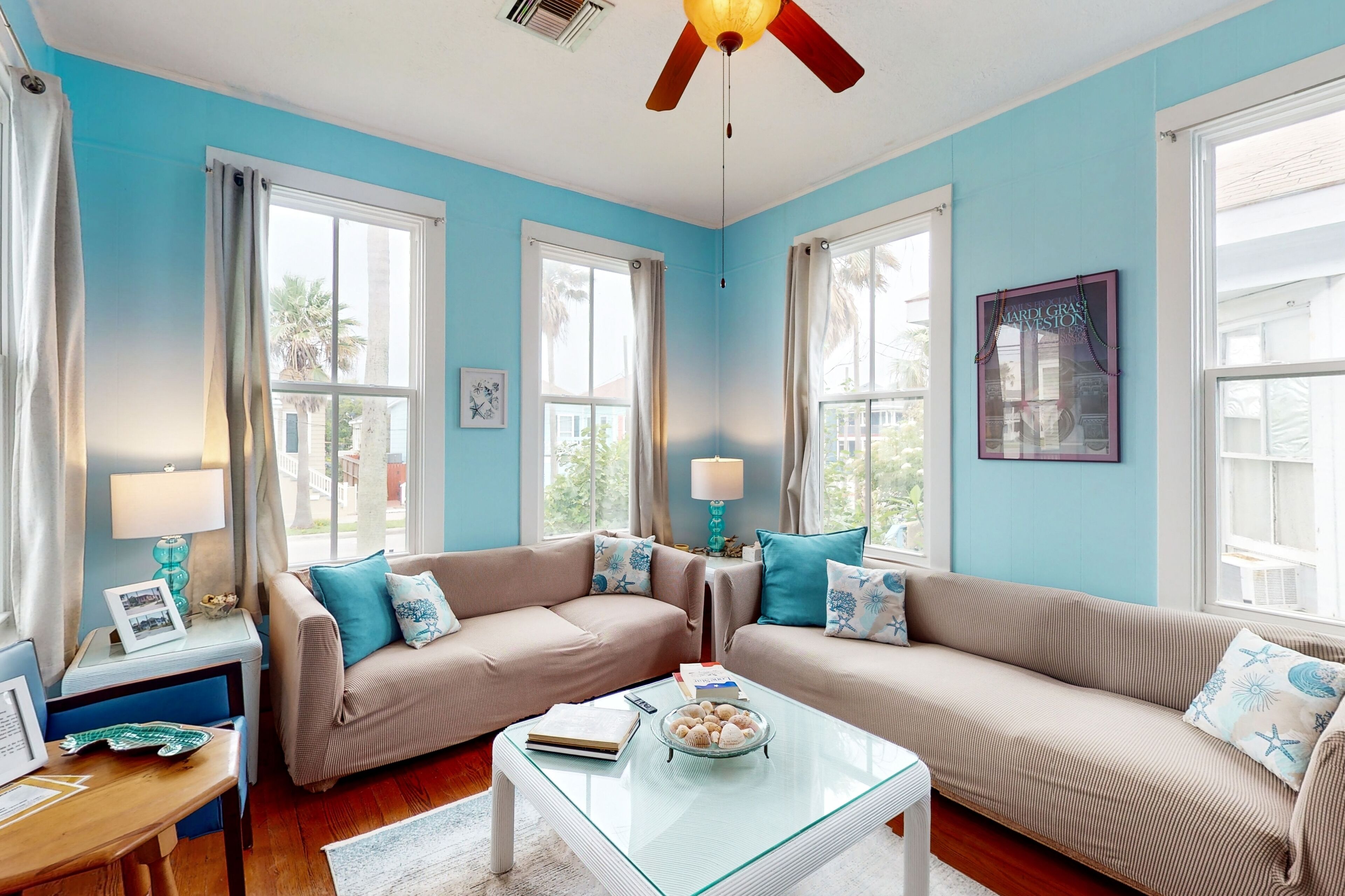 Fernseher, DVD-Player, Bücher, Videothek