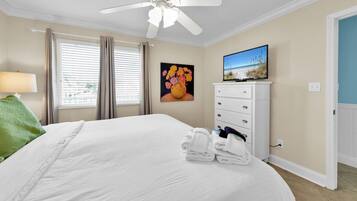 Condo, 1 King Bed with Sofa bed (Commodore's Retreat 102) | 1 bedroom