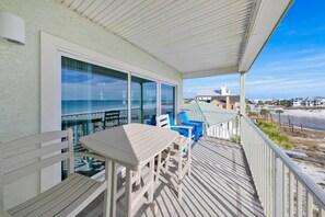 House, 1 King Bed with Sofa bed (Commodores Retreat 301) | Property grounds