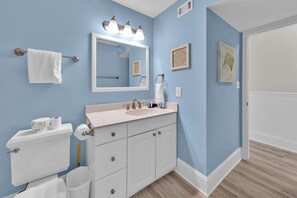 House, 1 King Bed with Sofa bed (Commodores Retreat 301) | Bathroom - Commodores Retreat 301 (Santa Rosa Beach)