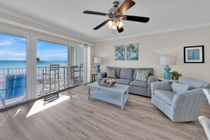 House, 1 King Bed with Sofa bed (Commodores Retreat 301) | Living area
