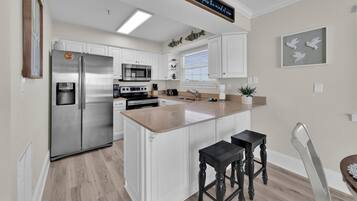 House, 1 King Bed with Sofa bed (Commodores Retreat 301) | Private kitchen | Oven, toaster