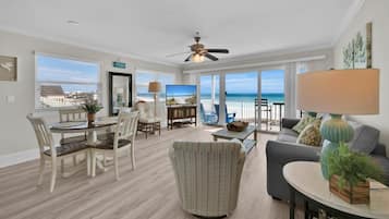 House, 1 King Bed with Sofa bed (Commodores Retreat 301) | Living area