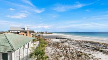 House, 1 King Bed with Sofa bed (Commodores Retreat 301) | Beach | On the beach