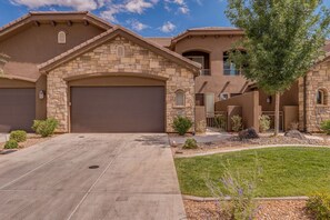 Exterior - Two heated pools/spas, pond, backyard w/ BBQ (Washington)