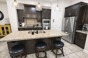 ثلاجة، ميكروويف، فرن، موقد طهي مسطح