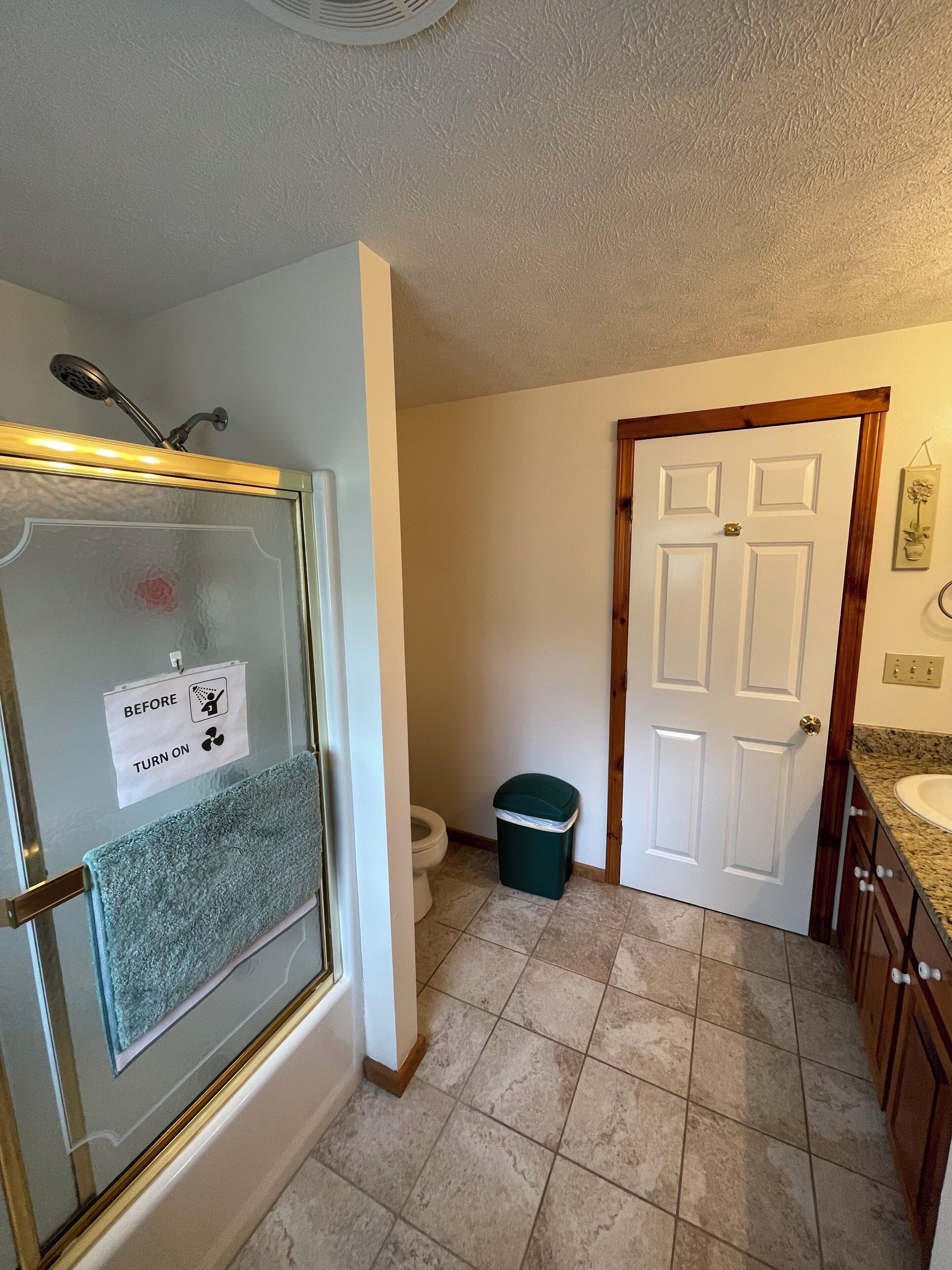 Ein Badezimmer mit Dusche, Toilette und Waschbecken.