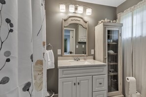 Douche, sèche-cheveux, serviettes fournies