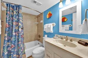 Condo, várias camas (Commodores Retreat 402) | Banheiro | Toalhas de banho