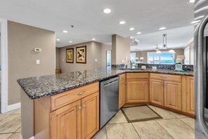Apartamento, varias camas, vistas al mar (Destin Towers 93) | Cocina privada | Horno y tostadora