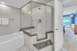 Condo, Plusieurs lits, vue sur l’océan (Destin Towers 93) | Salle de bain | Serviettes fournies